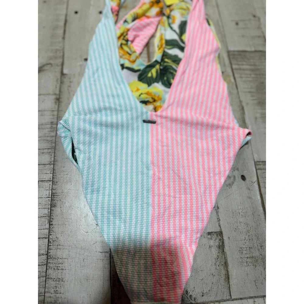 NWT-‎ Women's reversible Maamgic bathing suit
